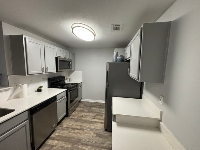 Building Photo - 4925 Cromwell Dr