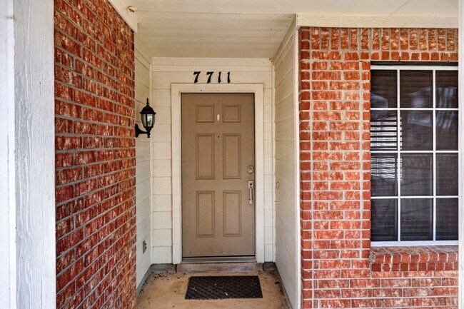 Foto del edificio - 7711 Parkwood Way