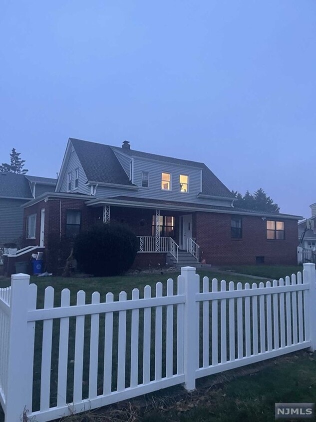 347 Capitol St Unit 2, Saddle Brook, NJ 07663 Room for Rent in Saddle