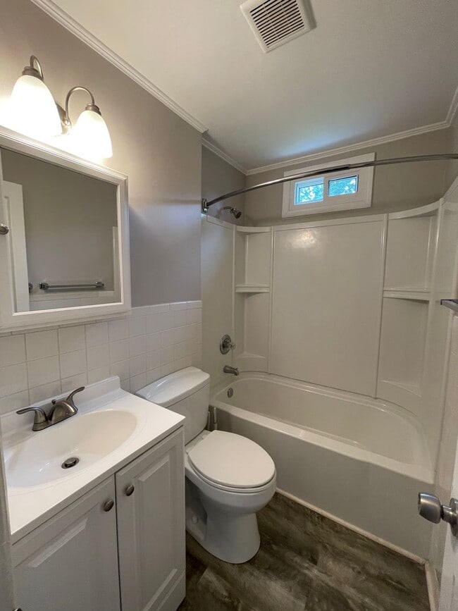 Building Photo - Gorgeous 2BR/1BA Duplex near Selwyn and Pa...