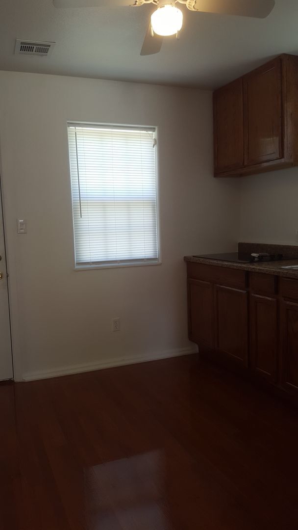 Foto del edificio - Cozy ~  2-bedroom, 1-bathroom house