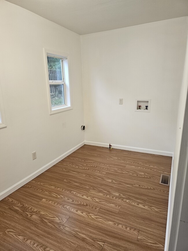 Mudroom/laundry - 1156 Oakmont Ave