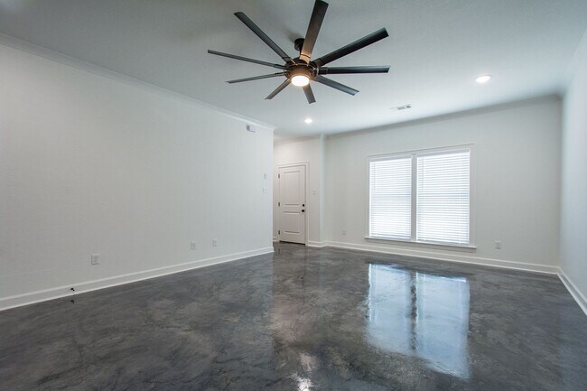 Foto del edificio - Available January