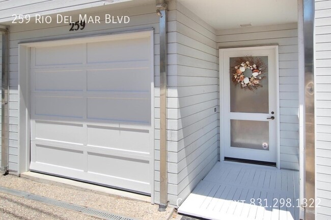 Foto del edificio - 3 bed 2 bath coastal living with this stun...