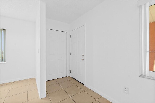 Foto del edificio - 2258 S Daytona Ave