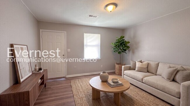 Foto del edificio - 3 Bed/1 Bath Home with Off-Street Parking / Vouchers Accepted / Available Now!