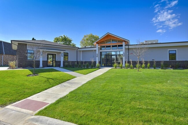 Building Photo - Acclaim at Hinsdale Lake