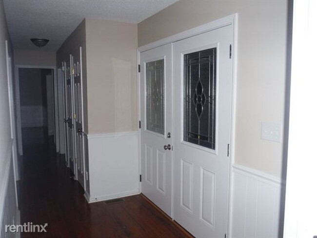 Foyer - 5768 NC-33
