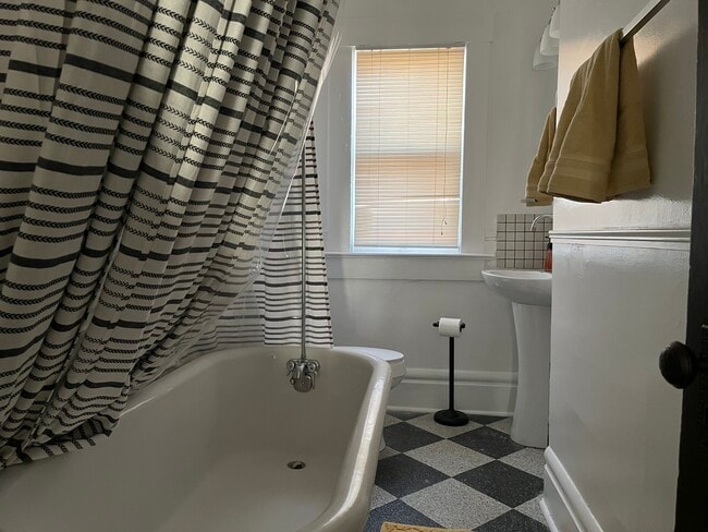 Building Photo - 726 Kerr St