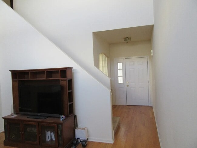 Building Photo - 440 E Thornhill Ln