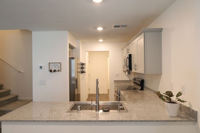 Building Photo - Luxury 3 Bedroom 3 Bathroom Townhouse!