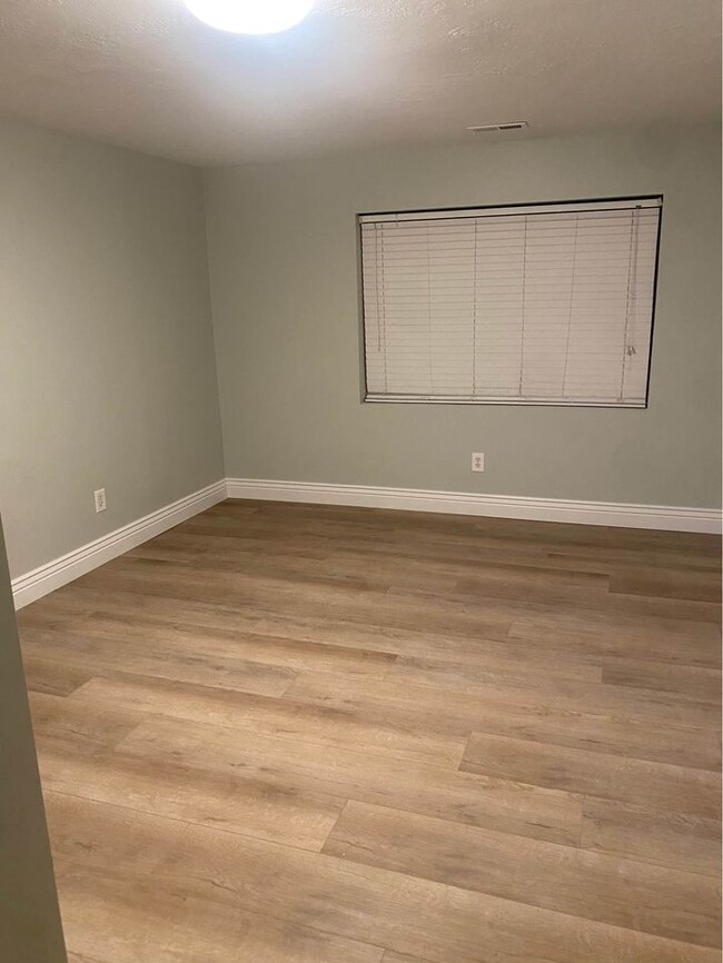 Master bedroom - 446 E Magellan Ln