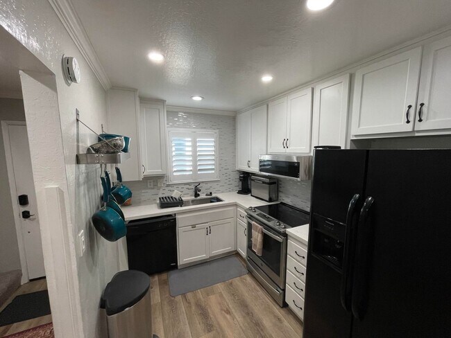 Foto del edificio - 2 Bed 1.5 Bath Townhome In Martinez