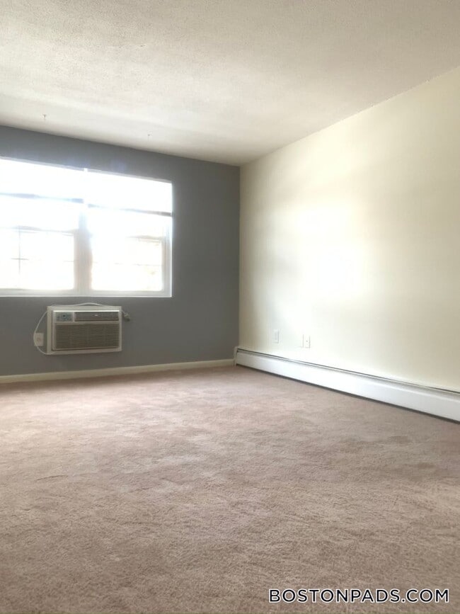 Building Photo - 71 Bernier St