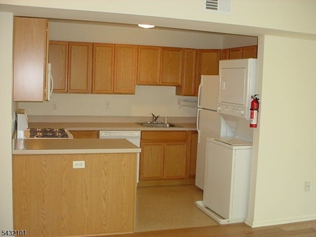 Building Photo - 165 Falcon Ridge Way N