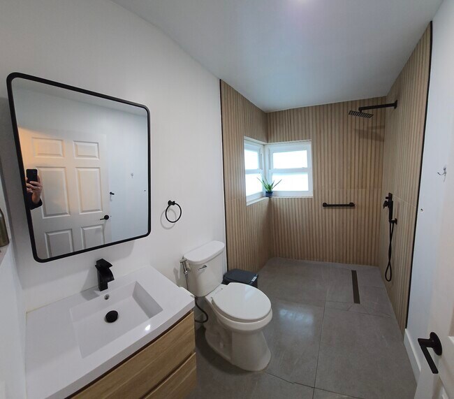 “Baño moderno con ducha a ras de suelo y acabados actualizados” - 14653 SW 145th Ter