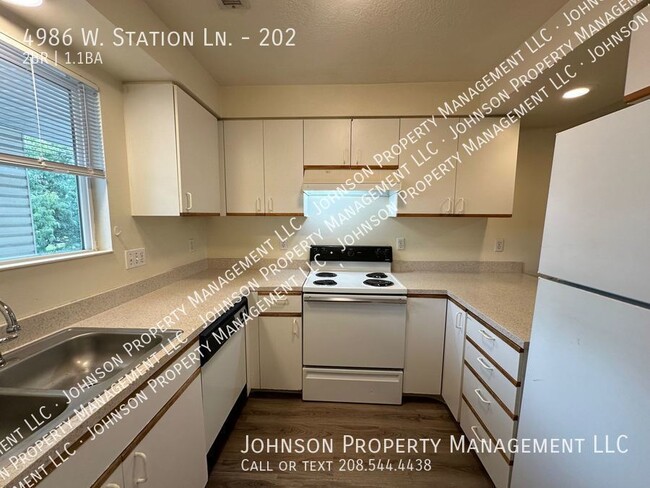 Foto del edificio - Upstairs 2 bedroom with patio, near Lakeha...