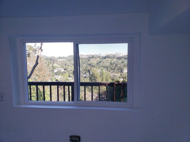 Building Photo - 960 N Tigertail Rd