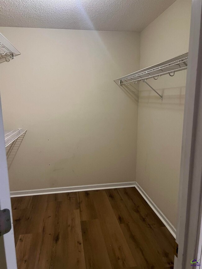 Building Photo - 208 Camelot Pl