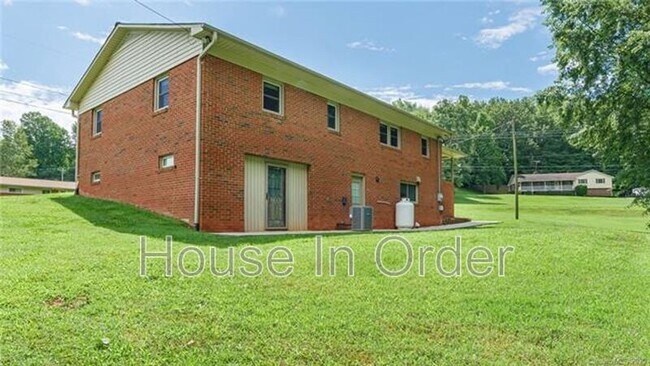 Building Photo - 27 Elliott St