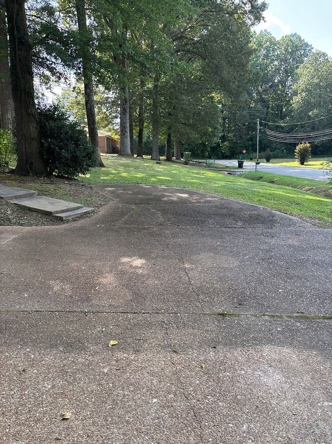 Building Photo - 4 Bedroom House ** Section 8 Approved **