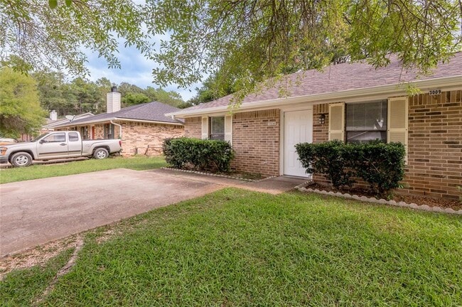 Building Photo - 3009 Manor Ln