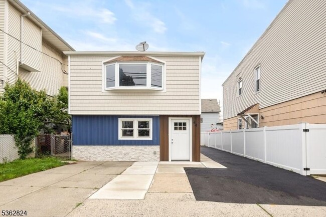 Building Photo - 44 Linden St