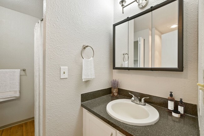 Building Photo - Madrona Estates Townhomes