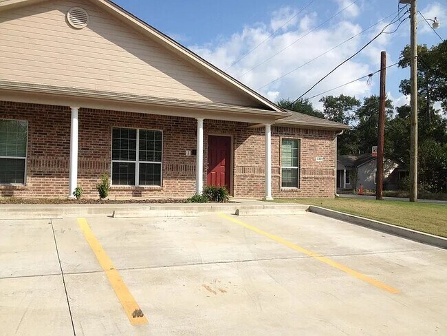 Building Photo - 681 N Bradford St