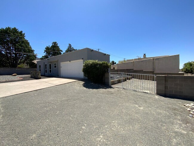 Foto del edificio - 3 Bedroom Single Story Home Available Near...
