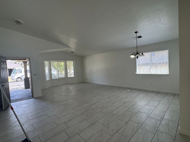 Foto del edificio - 4 bed 2 bath home in Merced
