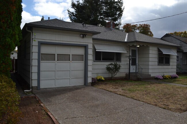 Foto del edificio - Quaint two-bedroom charmer in Northeast Salem