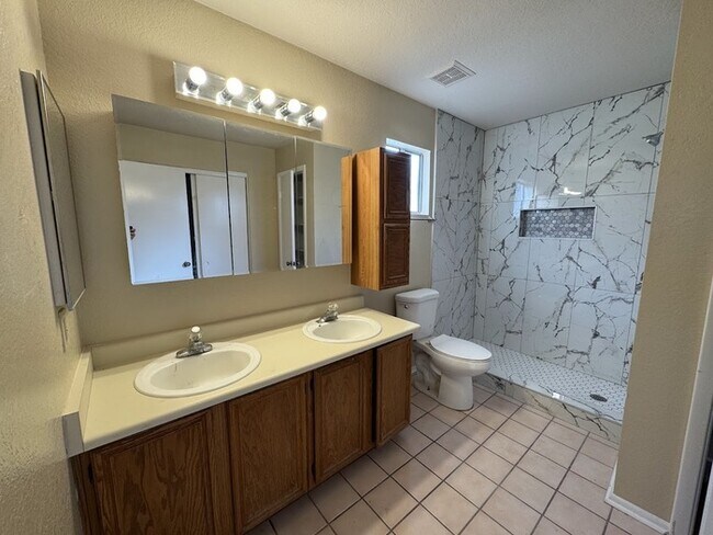 Foto del edificio - Olive Square 2 Bedroom Townhouse