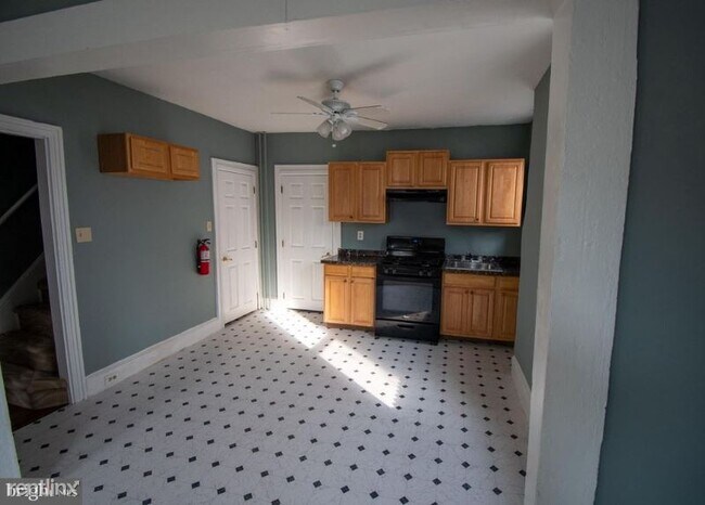 Building Photo - 4 br, 1 bath Townhome - 330 green st