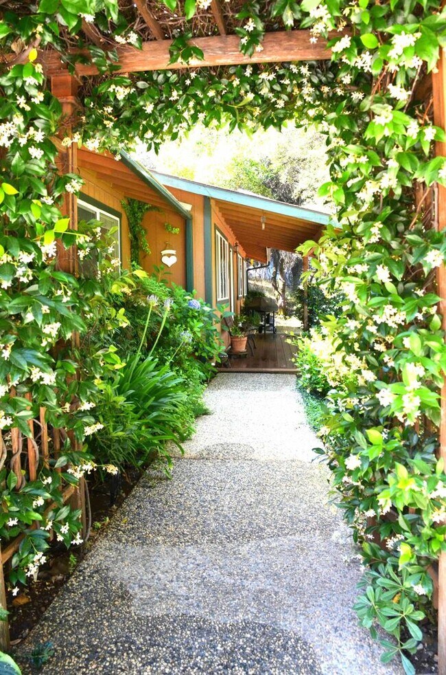 Building Photo - 3 bedroom, 3 bath home on 1.86 acres in Pe...