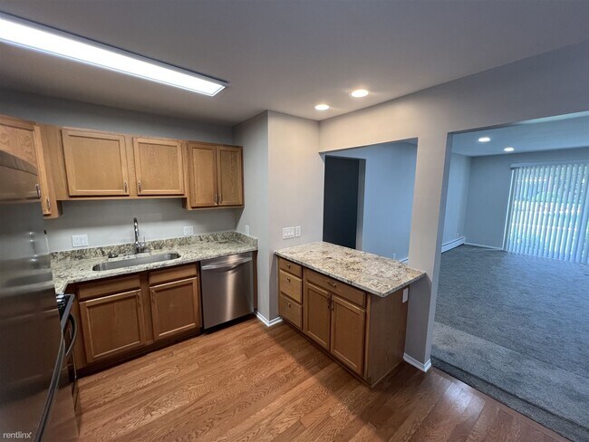 Building Photo - 3 br, 2 bath Condo - 2445 Torquay Ave Apt 112