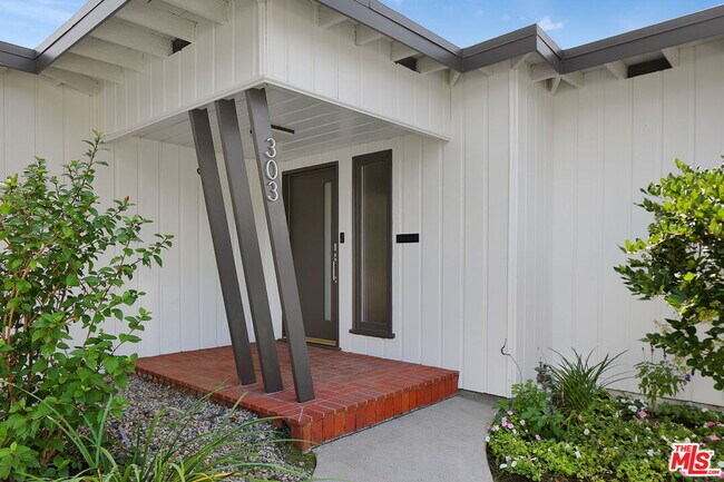 Building Photo - 303 S Gretna Green Way