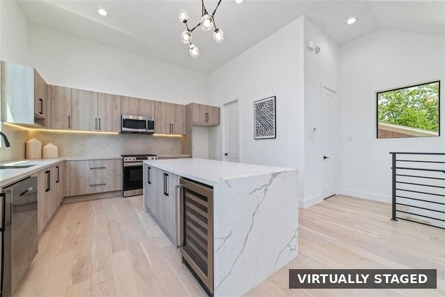 Foto del edificio - 5905 Fairdale Ln