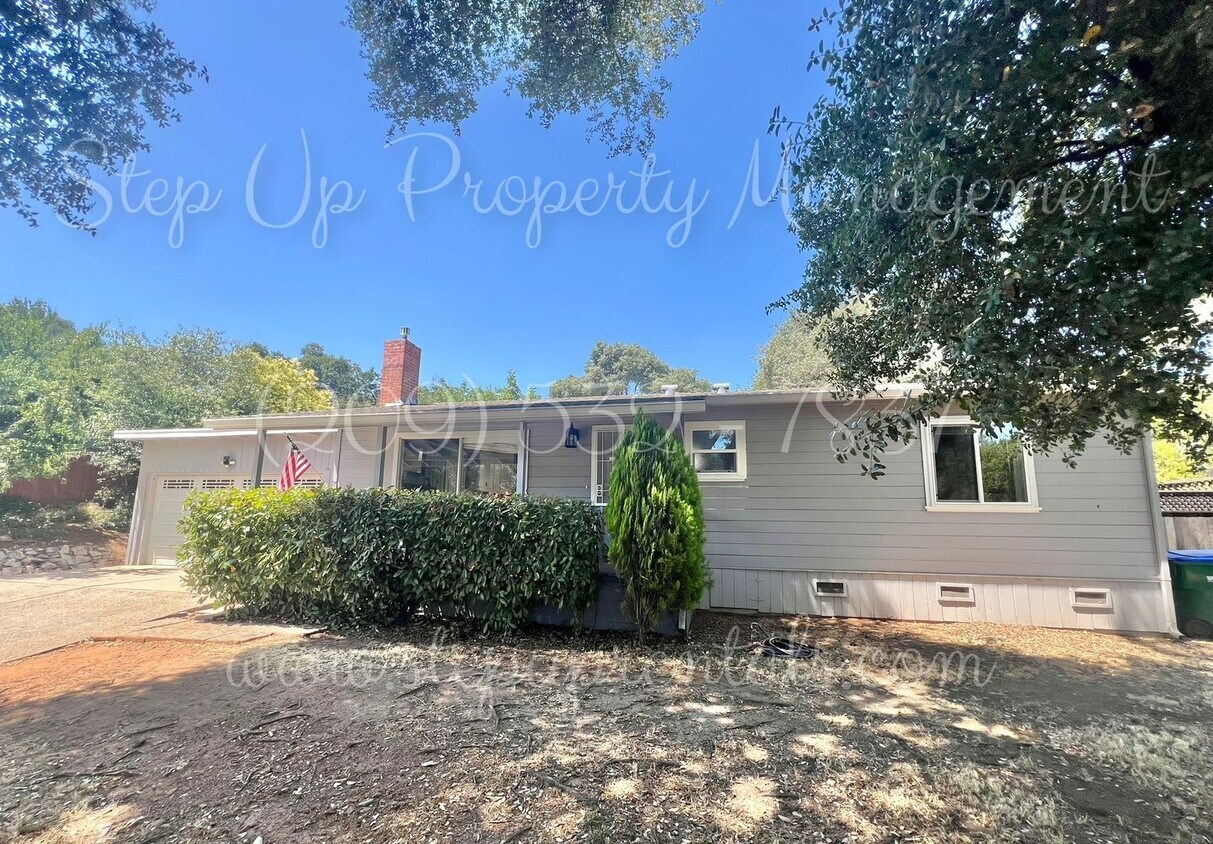 Foto principal - Updated 2-Bed, 2-Bath Home with Bonus Room...