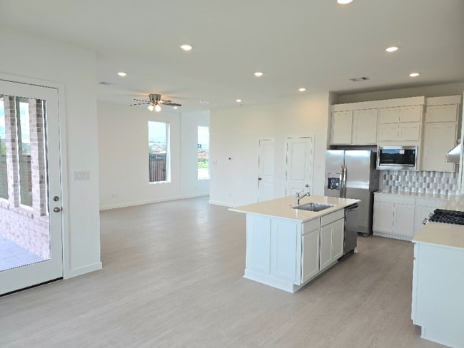 Building Photo - 27139 Blue Pool Dr