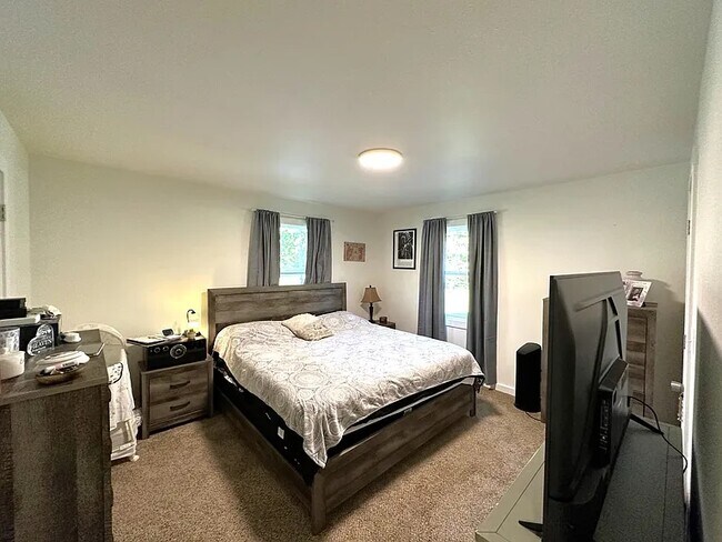 Foto del edificio - 2944 E Madison St