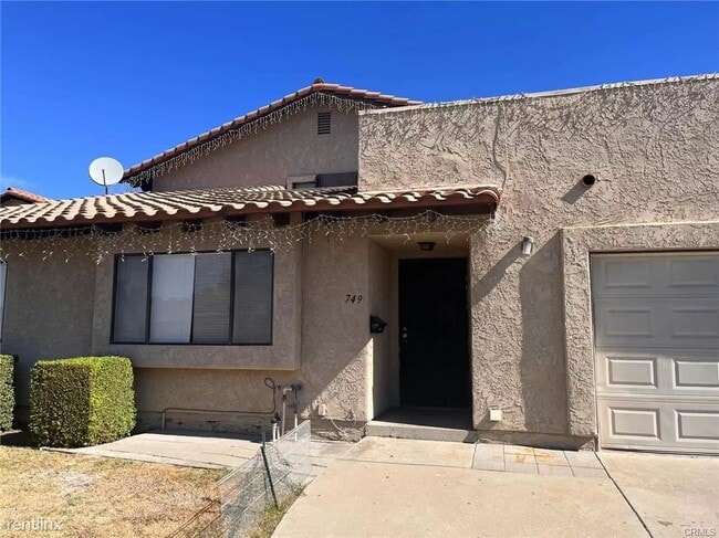 Building Photo - 3 br, 2 bath Townhome - 749 W Bagnall St