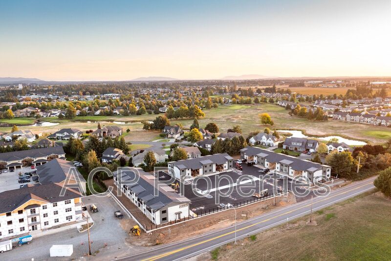 Foto principal - 665 E Badger Rd