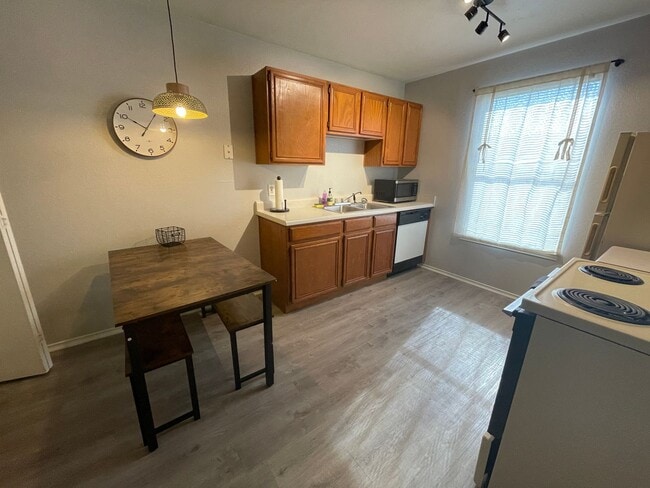 Building Photo - 1605 Benttree Dr