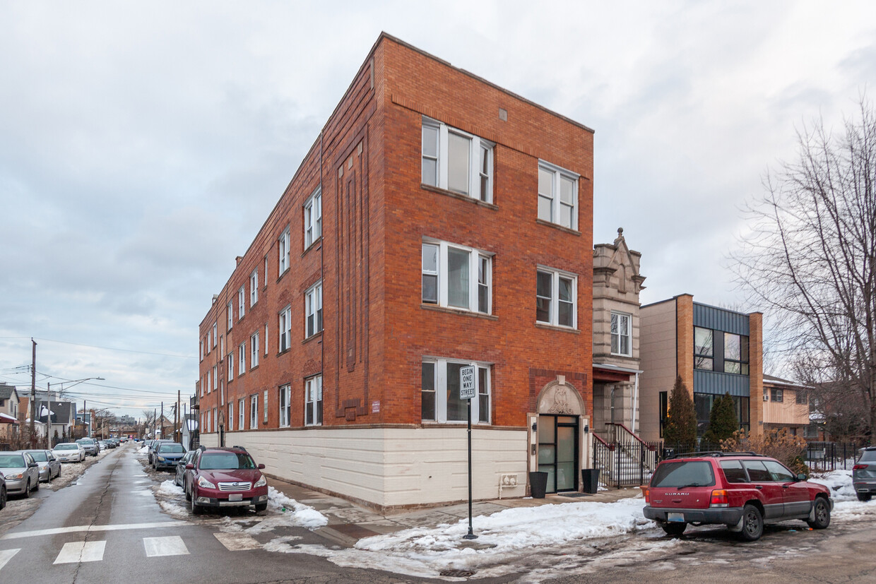 Foto principal - 2313 N Albany Ave