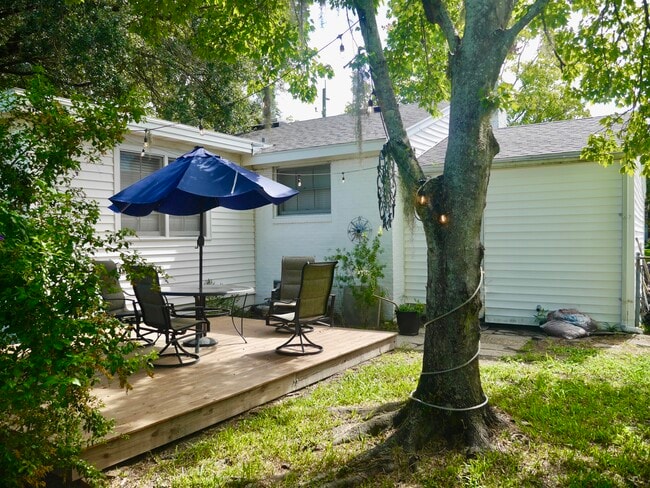 Umbrella, Table and Chairs for duration of your rental - 2270 Larchmont Rd