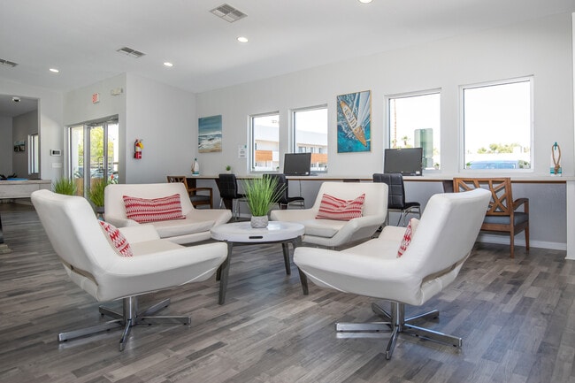 Salón de trabajo del club - The Avi