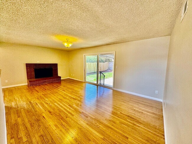 Foto del edificio - This charming 3-bedroom, 2-bathroom single...