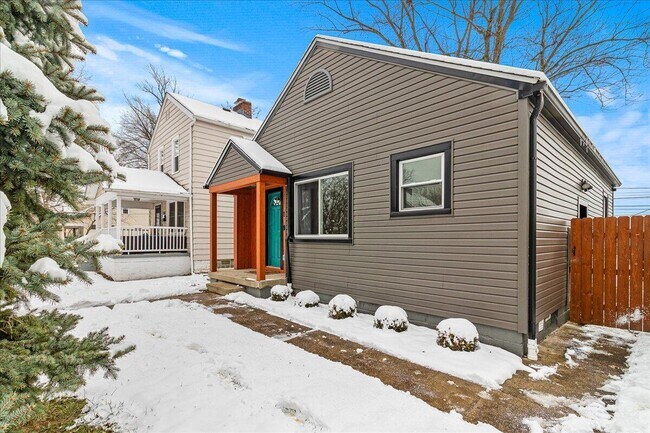 Foto del edificio - 1357 Genessee Ave