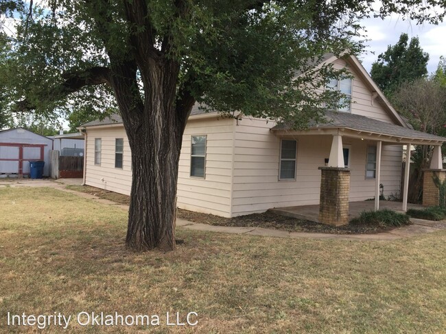 Building Photo - 3 br, 2 bath House - 400 W. 2nd Street